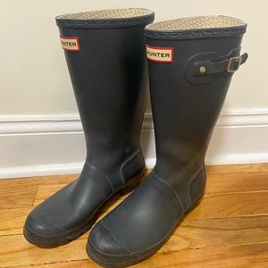 Navy Youth Hunter boots. US Y 6M/7F. Fits a womens size 7.